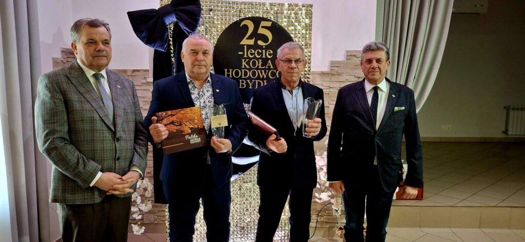 Wyróżnieni Członkowie zarządu Koła Hodowców. od lewej Piotr Doligalski-K-PZHB, Krzysztof Szulc – skarbnik Koła, Roman Michalski- przewodniczący Koła, Janusz Nalewalski- Dyrektor PFHBiPM