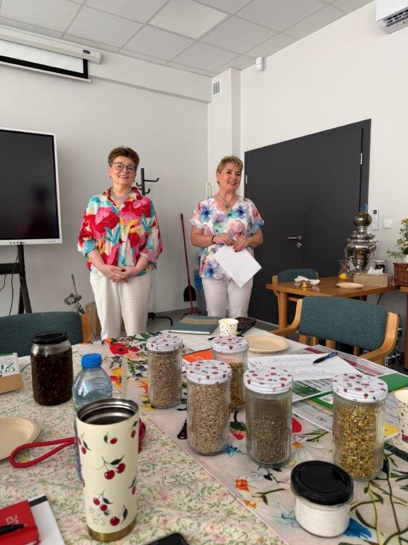 Beata Jakoniuk-Wojcieszak- prowadząca, Karina Wroniecka- organizatorka