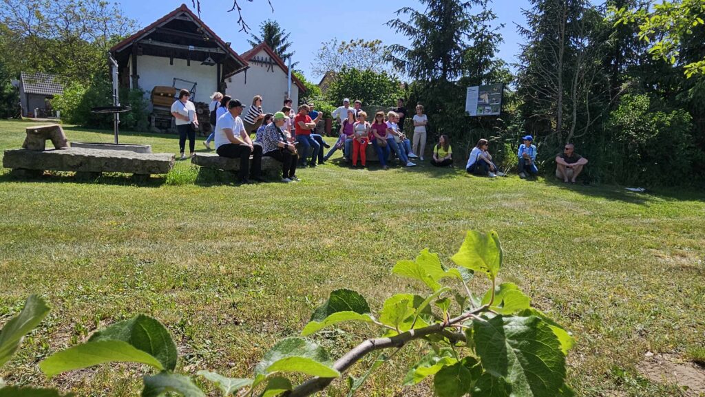 Uczestnicy wyjazdu na terenie Fundacji proNatura