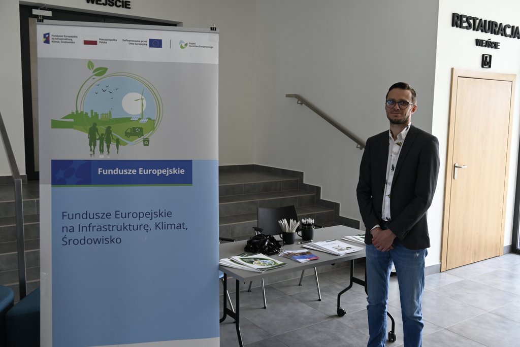przedstawiciele instytucji przy stolikach informacyjnych