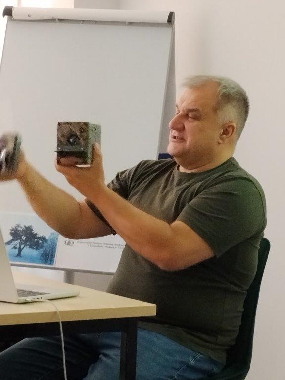 wykładowca prezentuje kamerę własnej konstrukcji